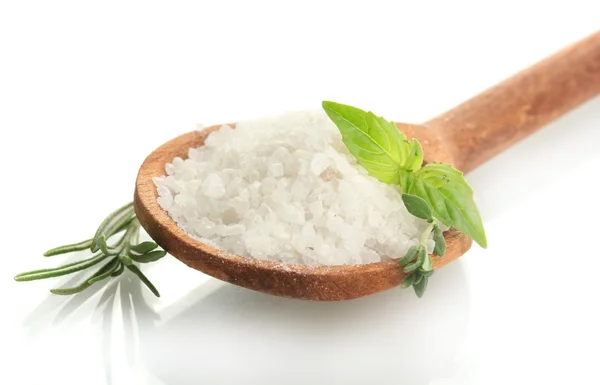 Salz im Löffel mit frischem Basilikum, Thymian und Rosmarin isoliert auf weiß — Stockfoto