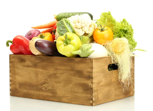 Legumes frescos em caixa de madeira isolada em branco — Fotografia de Stock