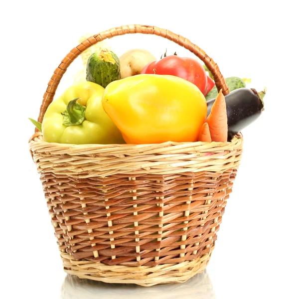 Verdure fresche in cesto isolato su bianco — Foto Stock