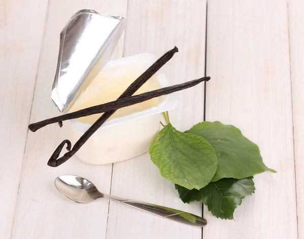 Yoghurt med vanilj på trä bakgrund — Stockfoto