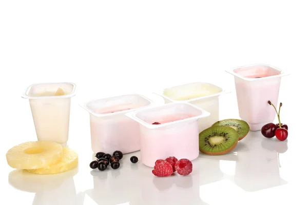 孤立在白色的浆果和水果酸奶 — 图库照片