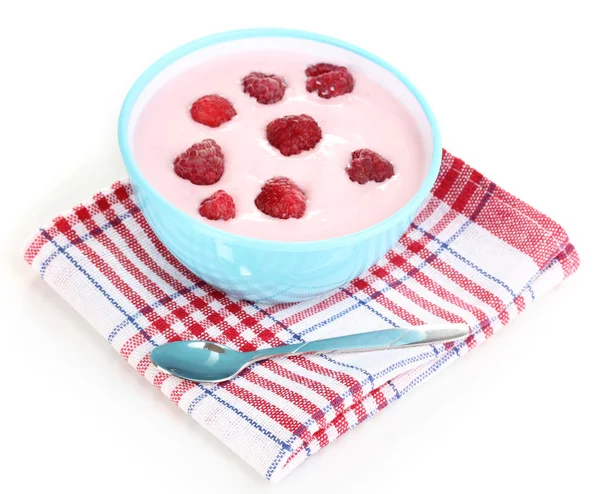 Iogurte com framboesas isoladas em branco — Fotografia de Stock
