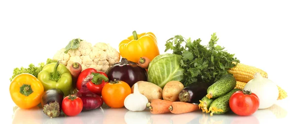 Много свежих овощей изолированы на белом — стоковое фото
