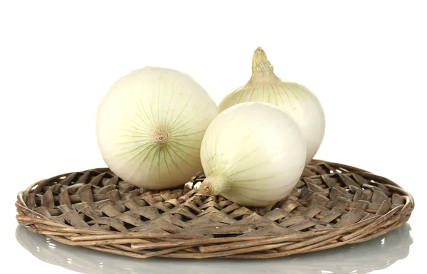 Beyaz arka plan üzerinde izole hasır mat beyaz soğan — Stok fotoğraf