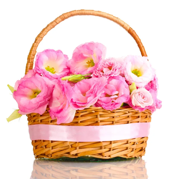 Buquê de flores de eustoma em cesta, isolado em branco — Fotografia de Stock