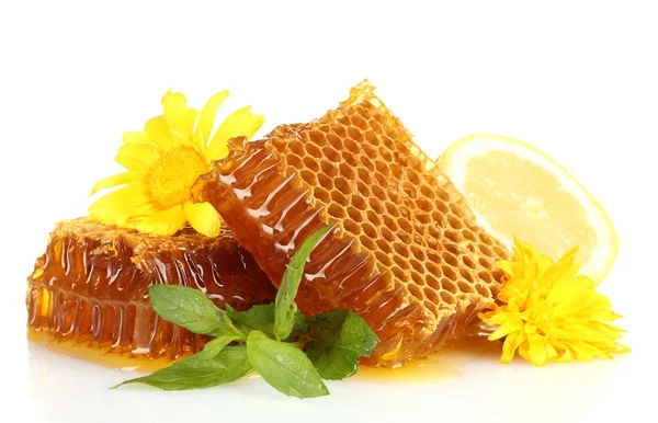 Favos de mel doces com hortelã, limão e flores isoladas em branco — Fotografia de Stock