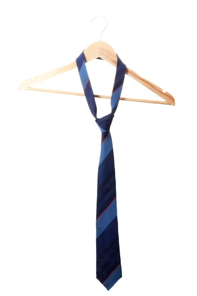 Елегантна блакитна краватка на дерев'яній вішалці ізольована на білому — стокове фото