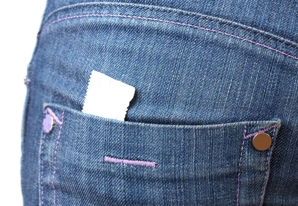 Kondom in der Tasche einer blauen Jeans auf weißem Grund — Stockfoto