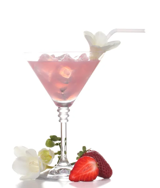 Martini glass of cocktail with ice and strawberry isolated on white — Stock Photo, Image