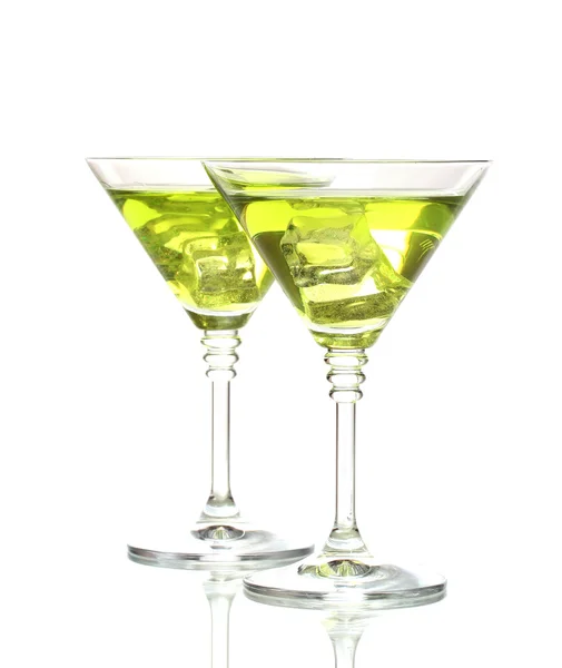 Koktajl w okulary martini na białym tle żółty — Zdjęcie stockowe