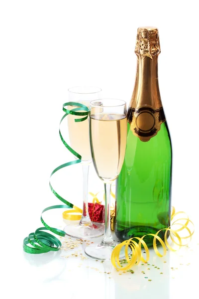 Bardak ve şişe şampanya, hediyeler ve bir beyaz izole serpantin — Stok fotoğraf