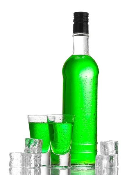 Fles en glazen van absint met ijs geïsoleerd op wit — Stockfoto