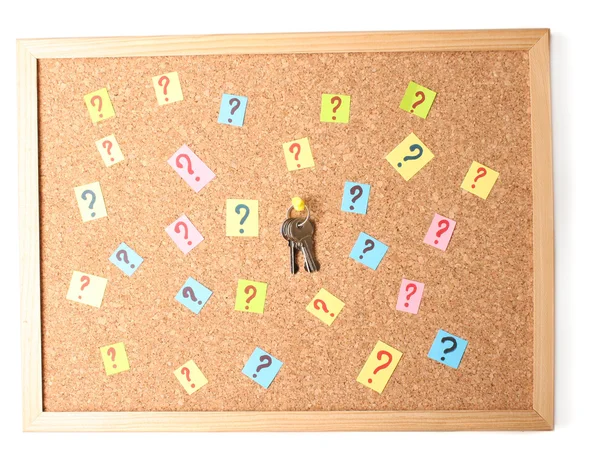 Schlüssel mit vielen Fragezeichen auf Korkplatte — Stockfoto
