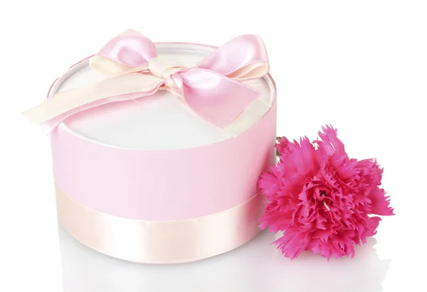 Beautirul pink gift and peony flower isolated on white — Stock Photo, Image