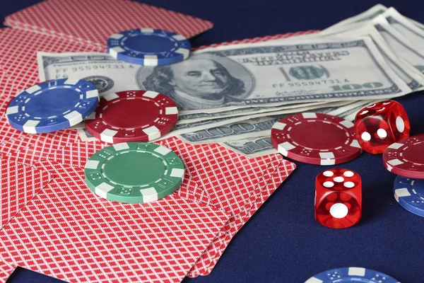 Mavi poker masasında poker fişleri, iskambil, zar ve dolar yakın çekim — Stok fotoğraf