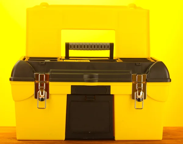 Открыть желтый ящик инструментов на желтом фоне крупным планом — стоковое фото