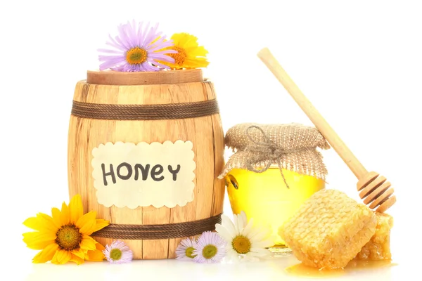Miel sucré en pot et tonneau avec nid d'abeille, bruine en bois et fleurs isolées sur blanc — Photo