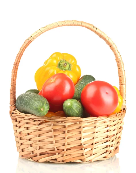 Färska grönsaker i korg isolerade på vitt — Stockfoto