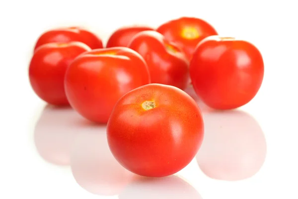 Dojrzałe czerwone pomidory izolowane na białym — Zdjęcie stockowe