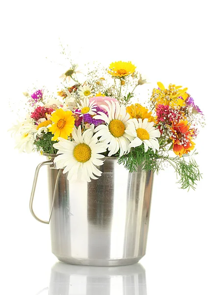 Красивый букет ярких полевых цветов в металлическом ведре, изолированные на белом — стоковое фото