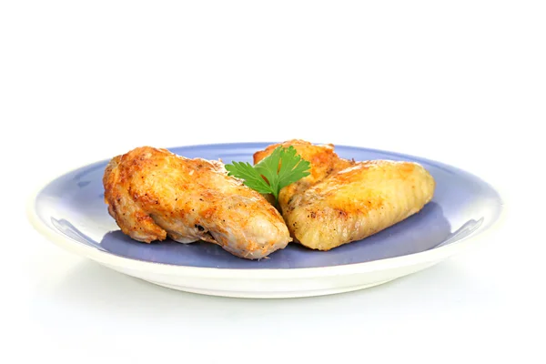 Жареные куриные крылышки с петрушкой в тарелке изолированы на белом — стоковое фото