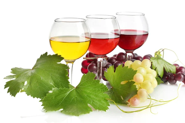 Стаканы вина и спелый виноград с листьями изолированы на белом — стоковое фото