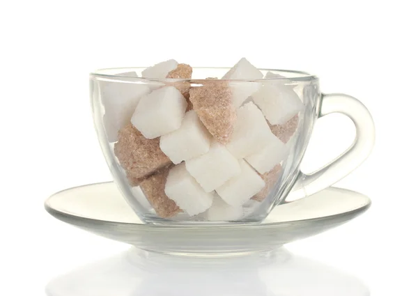 Белый рафинированный сахар и кубики коричневого тростника сахара в стеклянной чашке изолированы на белом — стоковое фото