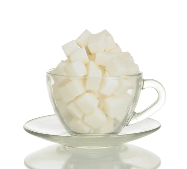 Azúcar refinada en taza de vidrio aislada sobre fondo blanco — Foto de Stock