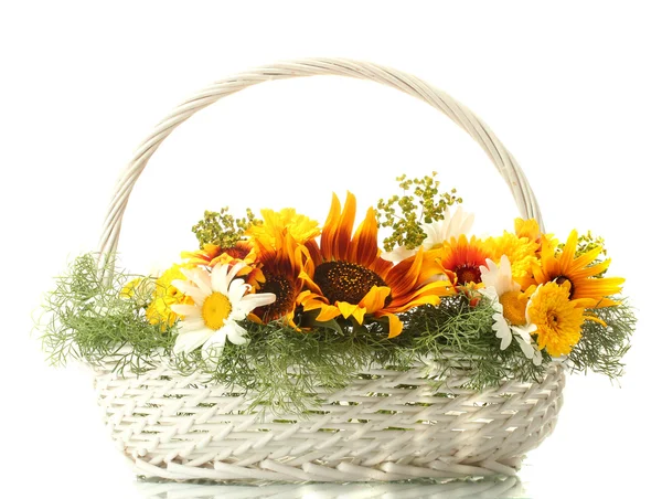 束美丽的明亮的野花在篮子里上白色, 隔离 — 图库照片