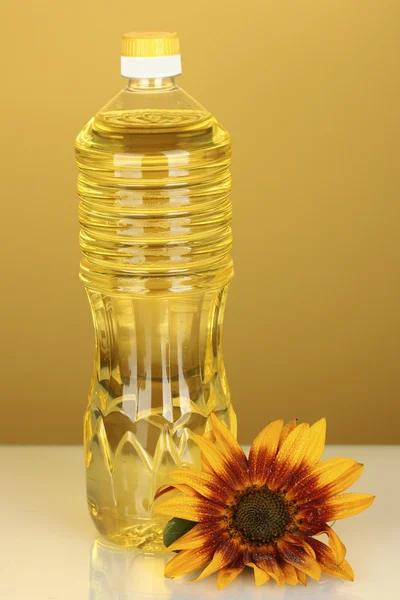 Solrosolja i en plastflaska på gul bakgrund — Stockfoto