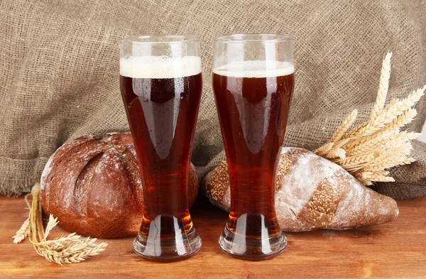 Dos vasos de kvass con pan sobre lienzo fondo primer plano —  Fotos de Stock