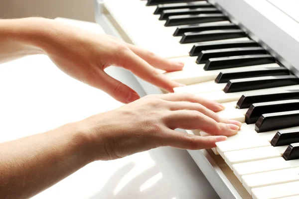 Mãos de mulher jogando sintetizador — Fotografia de Stock