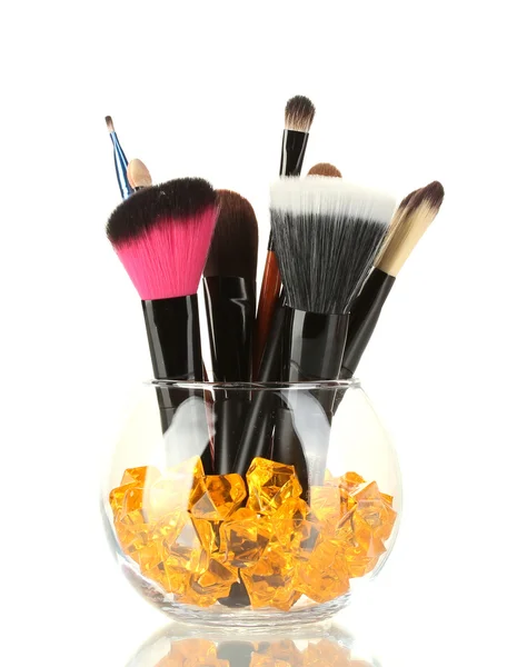 Cepillos de maquillaje en un tazón con piedras aisladas en blanco —  Fotos de Stock