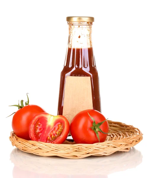 Molho de tomate em garrafa no tapete de vime isolado no branco — Fotografia de Stock