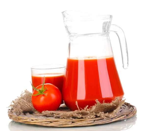 Sok pomidorowy w dzban i szkło na maty wiklinowe na białym tle — Zdjęcie stockowe