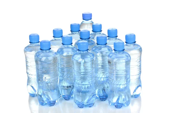 Plast vattenflaskor isolerad på vit — Stockfoto