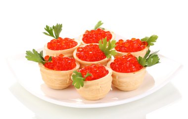 tartlets beyaz tabakta üzerine beyaz izole içinde kırmızı havyar