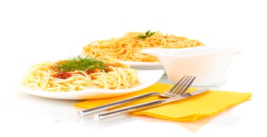 kompozisyon üzerinde beyaz izole domates soslu lezzetli pişmiş spagetti