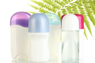 yeşil yaprak üzerinde beyaz izole deodorantlar