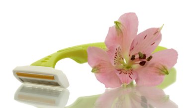kadın Emanet tıraş makinesi ve üzerinde beyaz izole çiçek