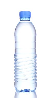Beyaz üzerine izole edilmiş plastik su şişesi.
