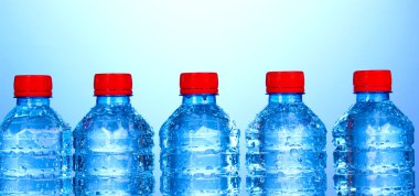 plastik şişe su mavi zemin üzerine