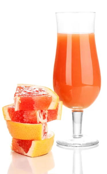 Geschnittene Grapefruit und Saft isoliert auf weiß — Stockfoto