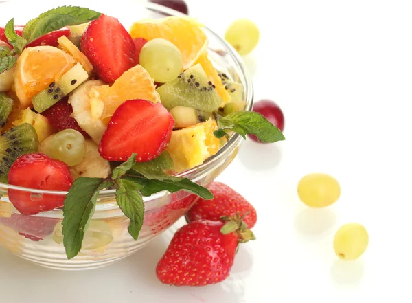 Cam kase taze meyve salatası ve üzerinde beyaz izole çilek ile — Stok fotoğraf