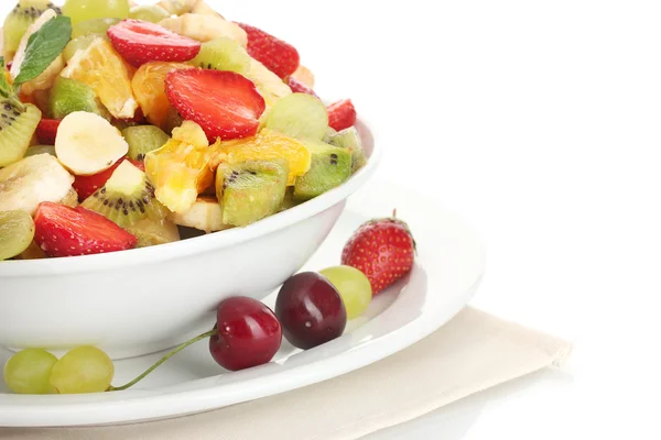 Tazón con ensalada de frutas frescas y bayas aisladas en blanco — Foto de Stock