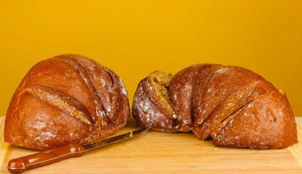 Нарізаний хліб на коричневому фоні крупним планом — стокове фото