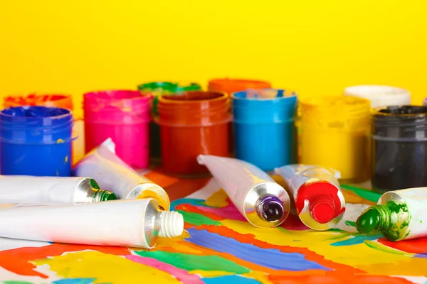 Tubos con acuarela de colores y frascos con gouache en la imagen de colores de cerca —  Fotos de Stock