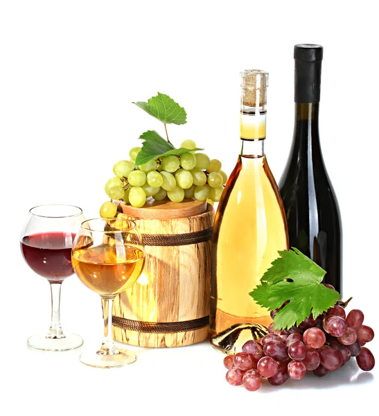 バレル、瓶、熟したブドウ白で隔離されるワイングラス — ストック写真