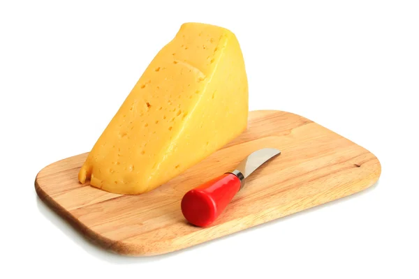 おいしいチーズ、白で隔離される木製のまな板にナイフ — ストック写真