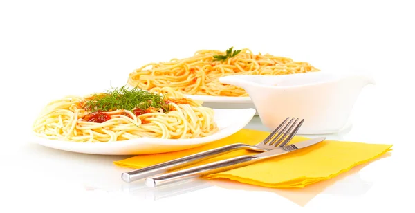 Composizione di deliziosi spaghetti cotti con salsa di pomodoro isolata su bianco — Foto Stock